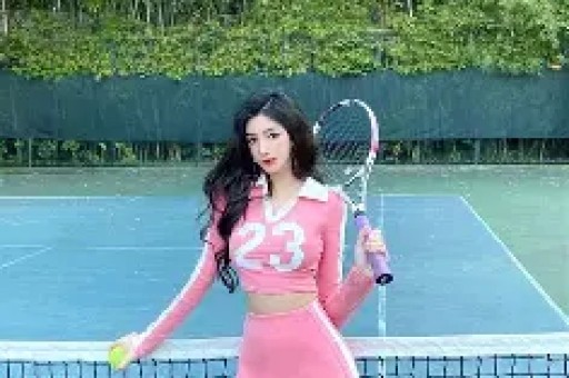 吐舌紧贴人设崩塌曾志伟与乔妹合照展现娱乐圈的另一面