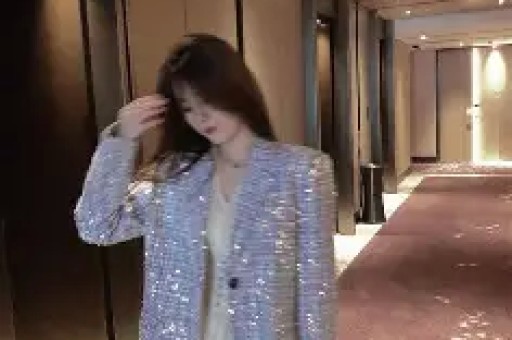 刚分手一周！八卦媒体爆料：维尼修斯在私人场所与数位女性聚会