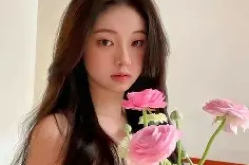 刚分手一周！八卦媒体爆料：维尼修斯在私人场所与数位女性聚会